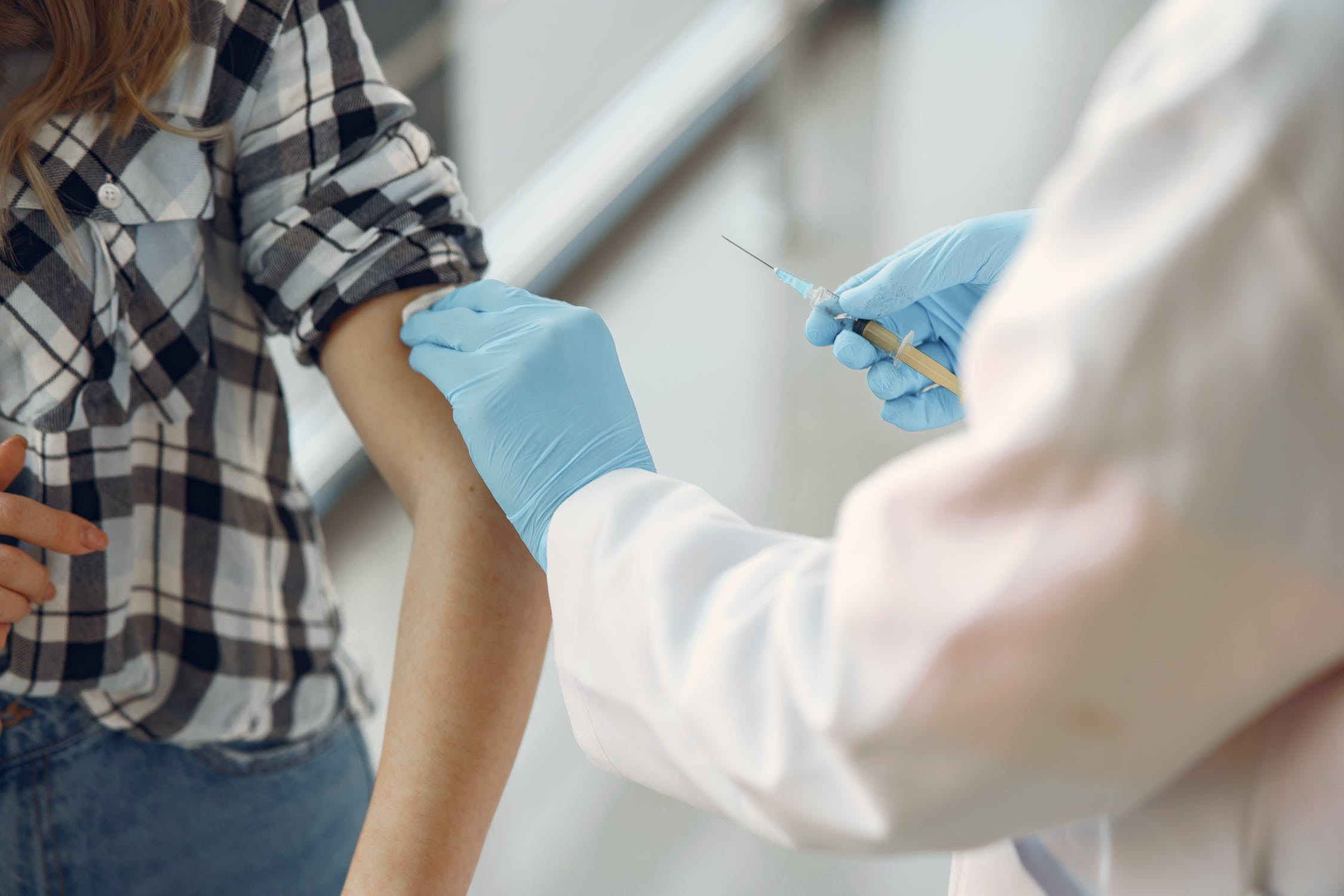 Mag een werkgever zijn personeel verplichten om zich te laten vaccineren?