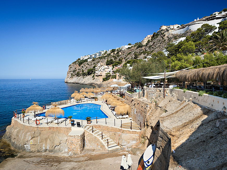  Balearen
- Exklusiver Beach Club in den Klippen der Cala Llamp in Port Andratx