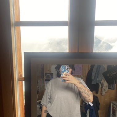 grey t-shirt 