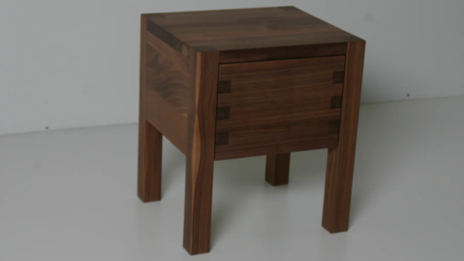 Beistelltischchen in Nussbaum mit fingergezinkter Front