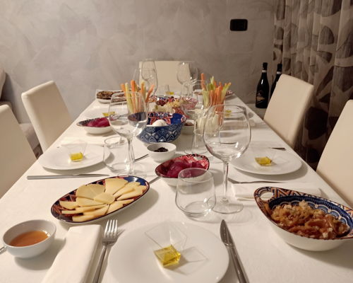 Food experiences Bologna: The Apulian aperitivo: focaccia, wine and good company