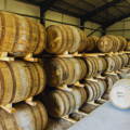 Chai traditionnel Dunnage Warehouse rempli de fûts de whisky en bois dans la distillerie Nc'Nean dans le sud-ouest des Highlands d'Ecosse