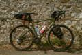 Un vélo de gravel équipé pour le bikepacking