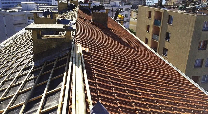 Rénovation de 2 000 m² de couverture en tuiles de Marseille — photo 21 sur 26 — CEG TOITURE