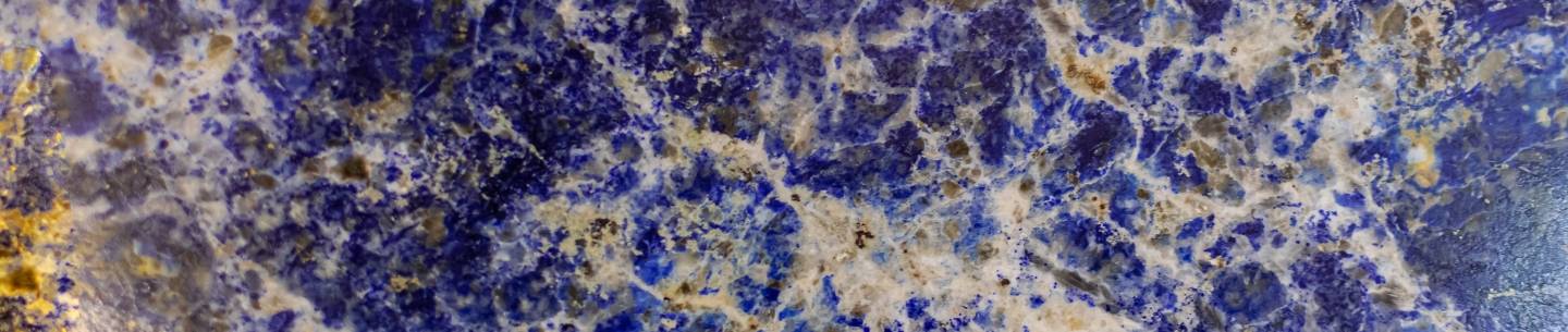 Découvrez notre collection de pierres en lapis-lazuli aux vertus bénéfiques pour améliorer votre bien-être et harmoniser votre énergie. Nos pierres naturelles de qualité supérieure sont extraites de manière responsable pour respecter notre engagement envers l'environnement.