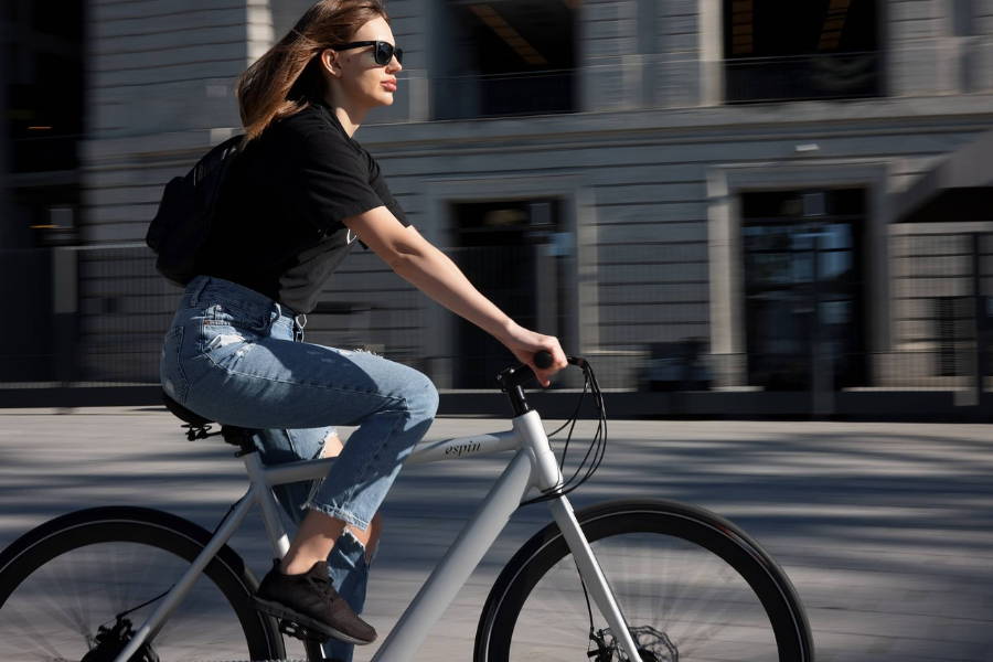 ロードバイク型e-bikeに乗る女性