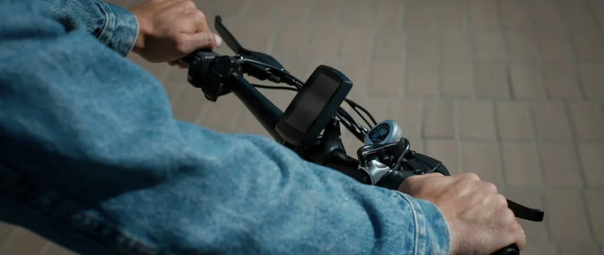Cycliste à vélo sous la pluie.