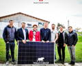 Wagyuhof-Gründer und Lokal-Politiker mit einer Solarzelle