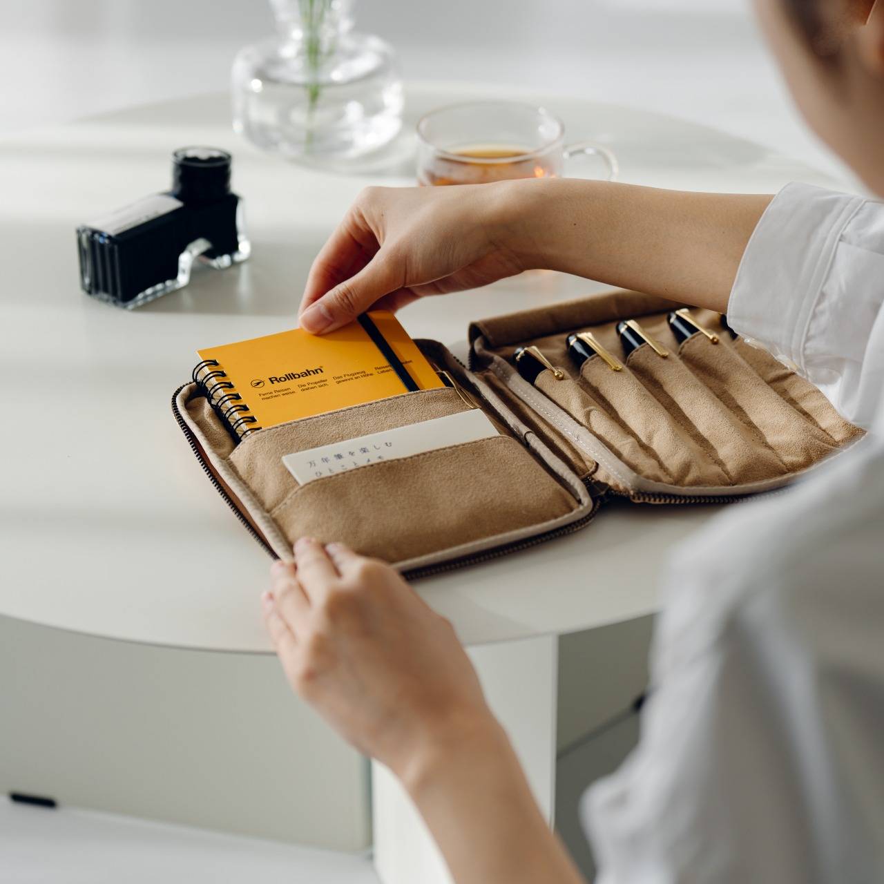 開くたび、ときめく」 文具ポーチ 栃木レザー – &Liebe