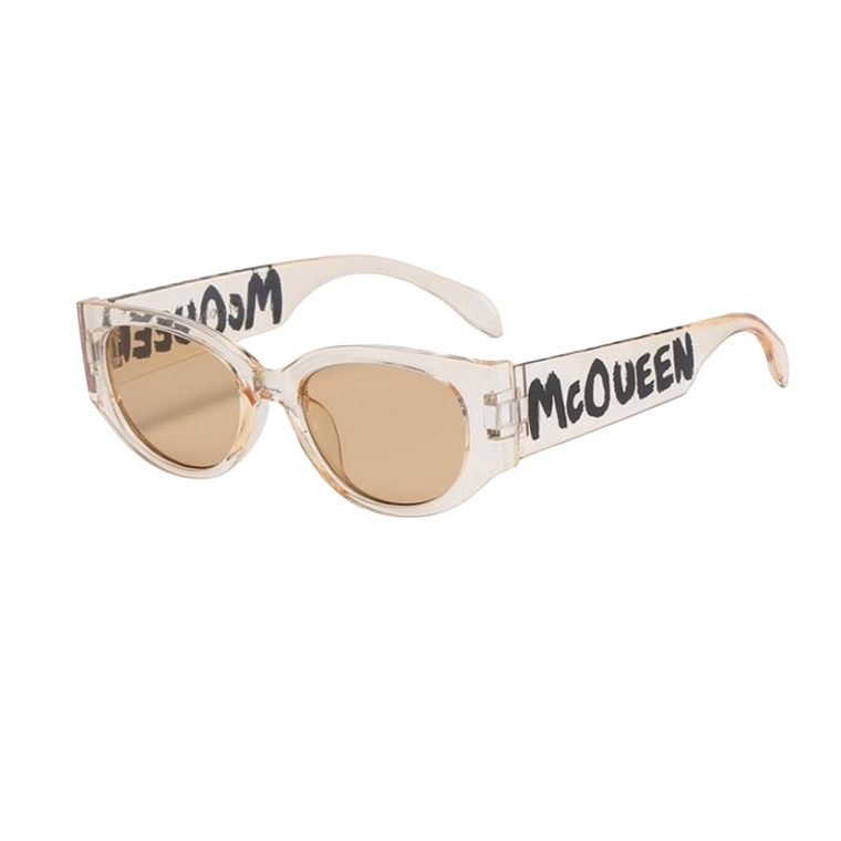 Chic in beige: McQueen Sonnenbrille