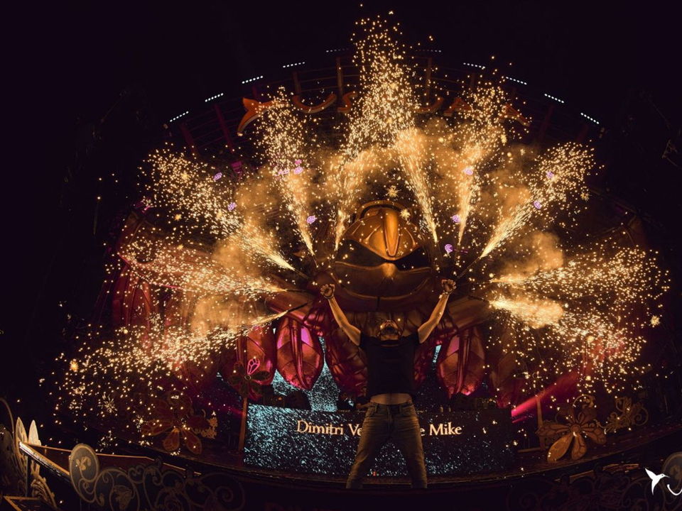 Amazing light performance from Dimitri Vegas at Ushuaia Ibiza 2025