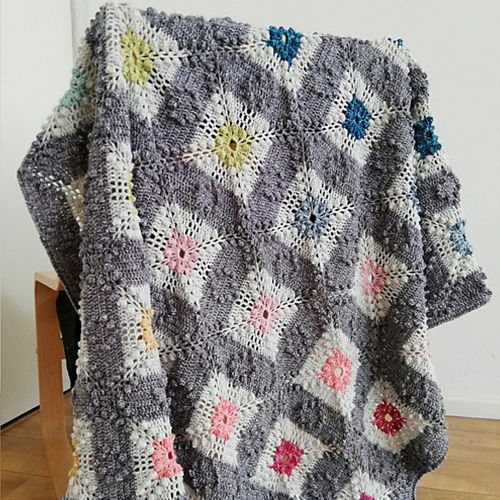 Rhapsody in grey granny square deken
