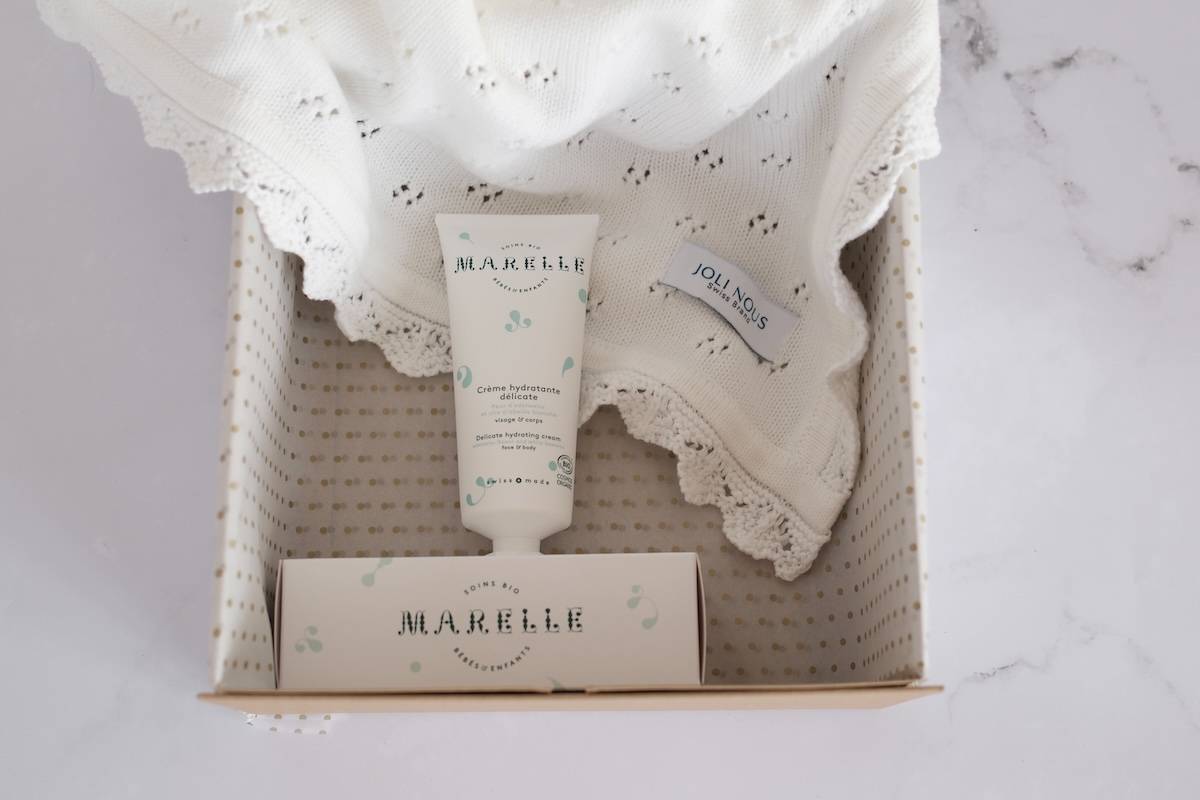 box cadeau bébé, couverture tricot bébé, crème hydratante bio, box naissance suisse, produits bébé haut de gamme, couverture coton OEKO-TEX, soin bébé naturel, marques suisses bébé, coffret cadeau bébé, fabrication suisse, box maternité, cosmétique bio suisse, couverture naissance douce, savoir-faire suisse, cadeau naissance original, couverture bébé naturelle, crème famille biologique, design suisse, box bébé premium, produits bébé naturels