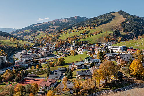  Kitzbühel
- Wenn sich das Laub an den Bäumen golden färbt, entfaltet die malerische Umgebung von Saalbach-Hinterglemm eine ganz eigene Faszination