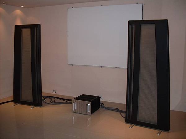 Divas and Rowland from side entrance