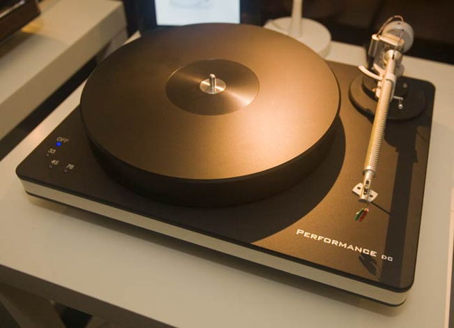 Table with Veryify tonearm