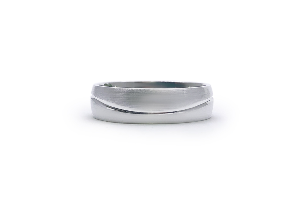 band white gold wedding ring with curved line inlaid in the centre.