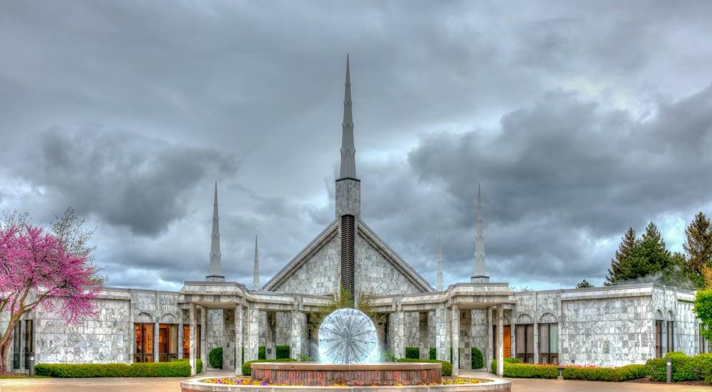 Photo of the Chicago LDS Temple featuring the circular, white fountain that resembles a dandelion. 