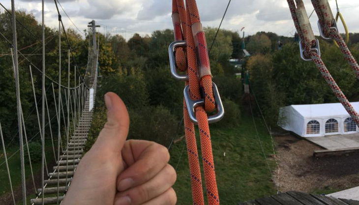 querfeldein hochseilgarten vor hängeseilbrücke