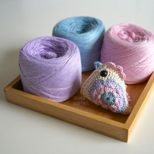 Häkeln Sie ein Huhn aus zwei Granny Squares!