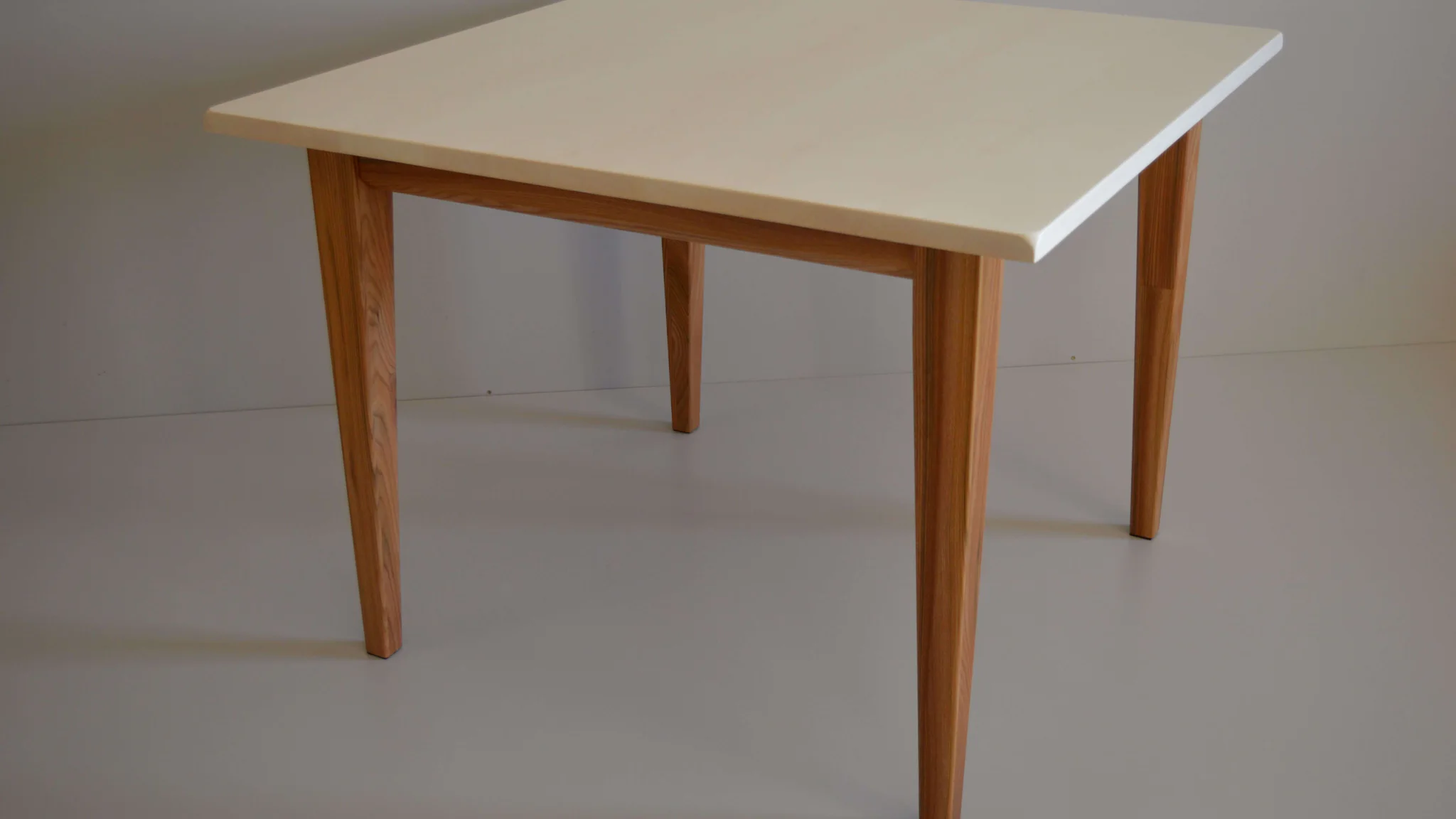 Tisch in Ulme-Ahorn-Kombination abgeschleppte Eckausbildung