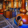 Alambics en cuivre Pot Stills dans la salle de distillation de la distillerie Kilchoman sur l'île d'Islay dans les Hébrides intérieures d'Ecosse
