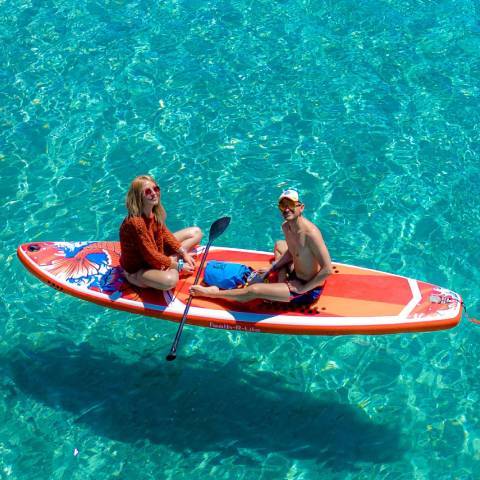 Couple inflatable paddleboarding in Québec