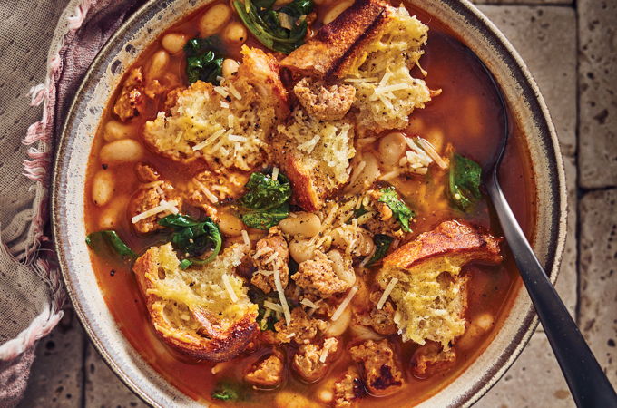 Soupe aux saucisses et aux haricots blancs, croûtons au parmesan