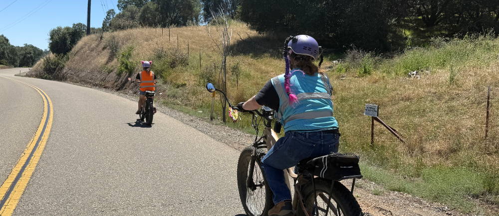 two people riding aventon aventure electric bikes while on a tour with yosemite e-biking in the sierra foothills