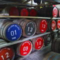 Dunnage warehouse chai rempli de fûts de whisky de la distillerie Abhainn Dearg sur l'île de Lewis dans les Hébrides extérieures d'Ecosse
