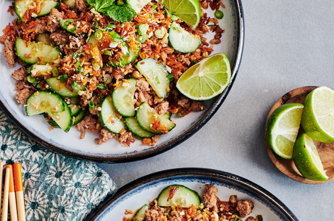 Salade de riz croustillant au concombre, au porc et aux arachides