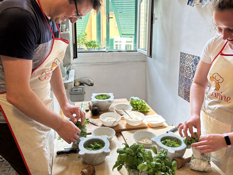Corsi di cucina Genova: Il pesto genovese al mortaio con una maestra certificata 