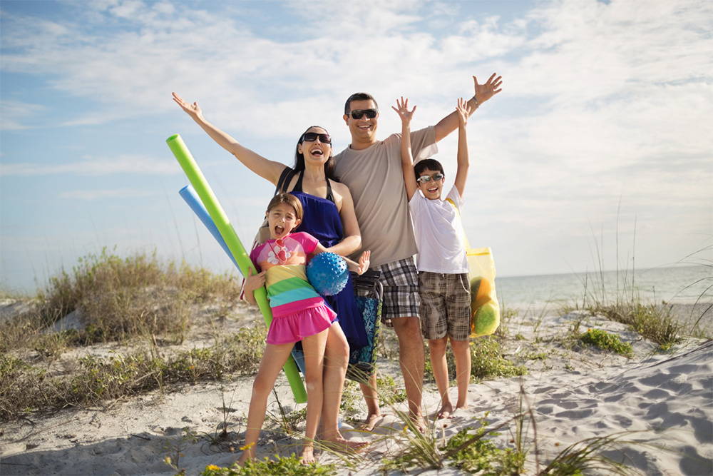 familia feliz en una playa