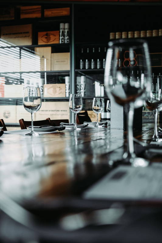 Dégustation table et verres de vin
