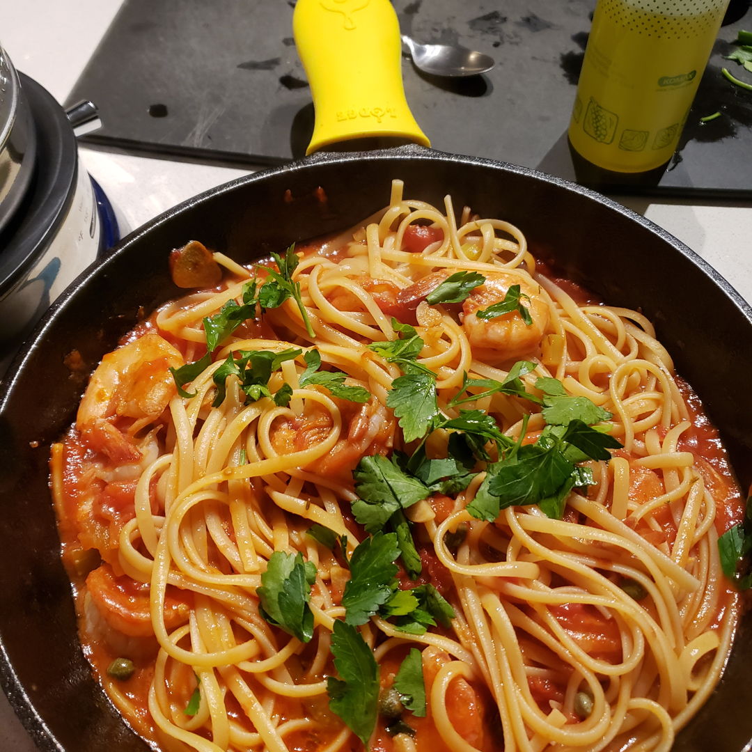 Linguine in spicy tomato sauce with shrimp