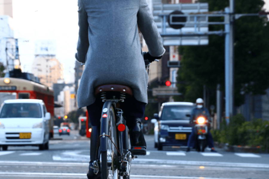 自転車で通勤する人の後ろ姿