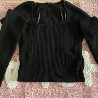 long-sleeved t-shirt with square neckline