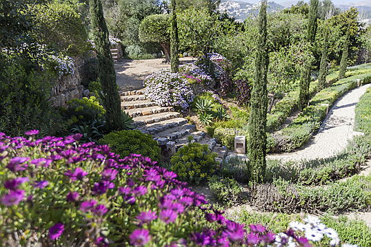  Marbella
- Gartengestaltung leicht gemacht: 3 Tipps für den Hausverkauf im Frühling