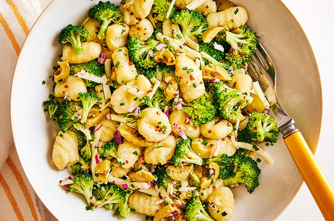 Salade de gnocchis au brocoli et au cheddar