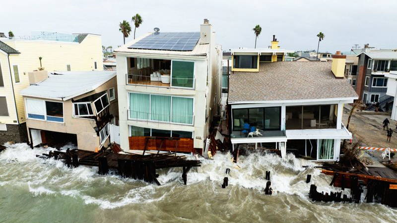 LONG BEACH, CALIFORNIA - OCTOBER 11: A drone photograph of waves crashing against E Seaside Walk as homes collapse at Peninsula on Sunday, Oct. 11, 2026 in Long Beach, California. (Kayla Bartkowski / Los Angeles Times via Getty Images)