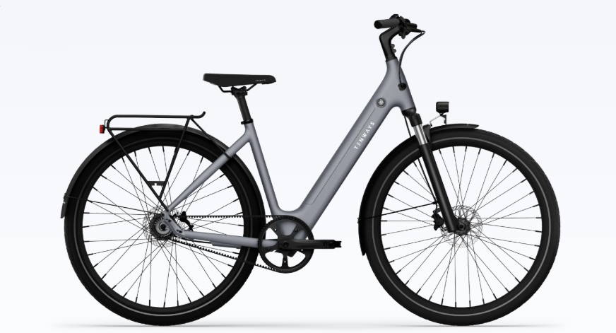 Gazelle Paris C7 elektrische stadsfiets met lage instap, afgebeeld in zijaanzicht op neutrale achtergrond, met Bosch middenmotor, gesloten kettingkast, verende voorvork en zadelpen, MIK-bagagedrager en spatborden – gericht op comfortabel dagelijks gebruik en woon-werkverkeer.
