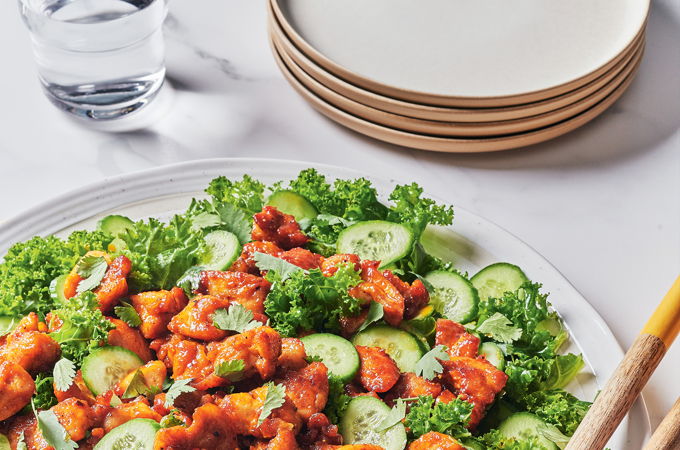 Salade tiède de kale et poulet laqué miel-paprika