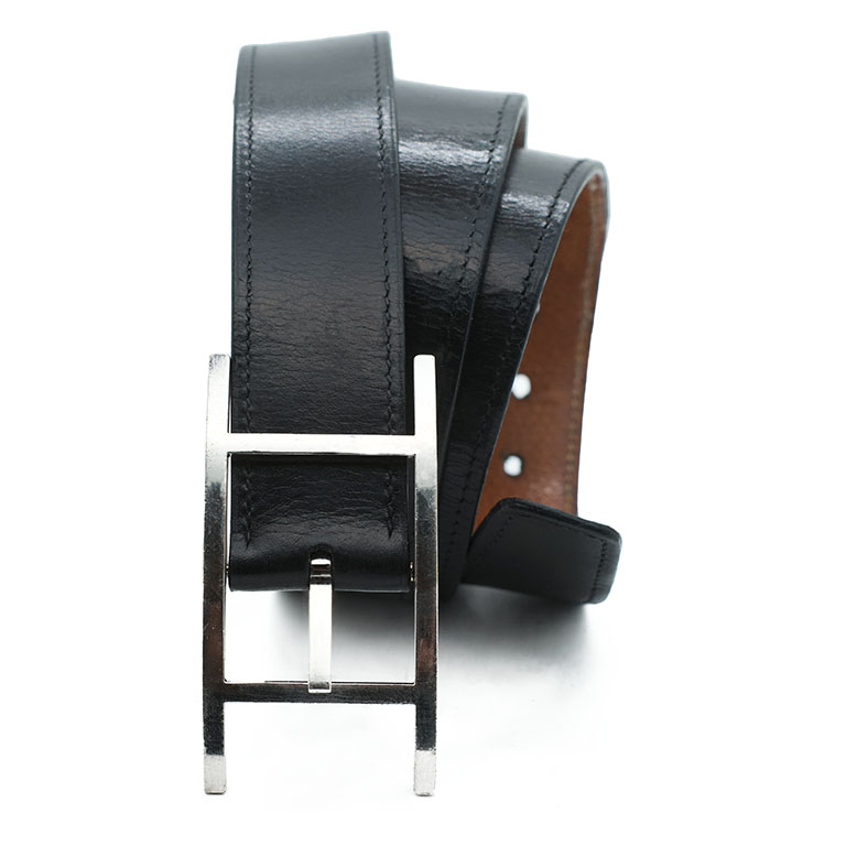 Un artisan pour la réparation des ceinture Hermès