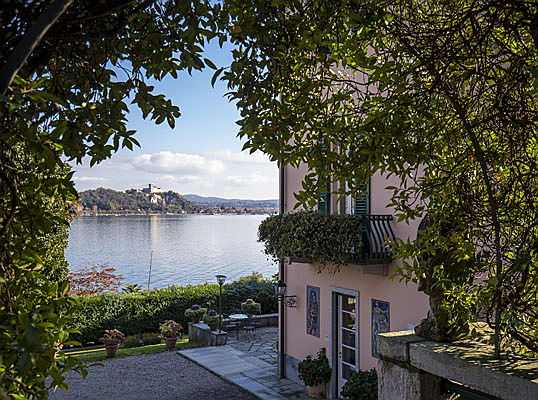  Groß-Gerau
- Diese Villa befindet sich auf einem 1.400 Quadratmeter großen Grundstück und bietet einen direkten Blick auf den Lago Maggiore. Sie verfügt über zwanzig Schlafzimmer und zehn Badezimmer.