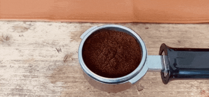 Houten koffieverdeler verdeeld koffie egaal
