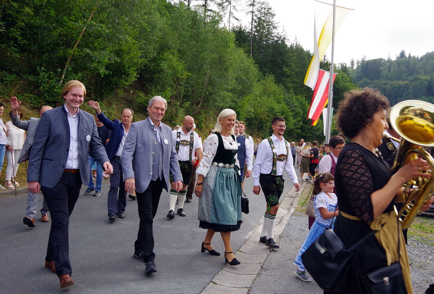Schirmfrau, Landrat und Ehrengäste