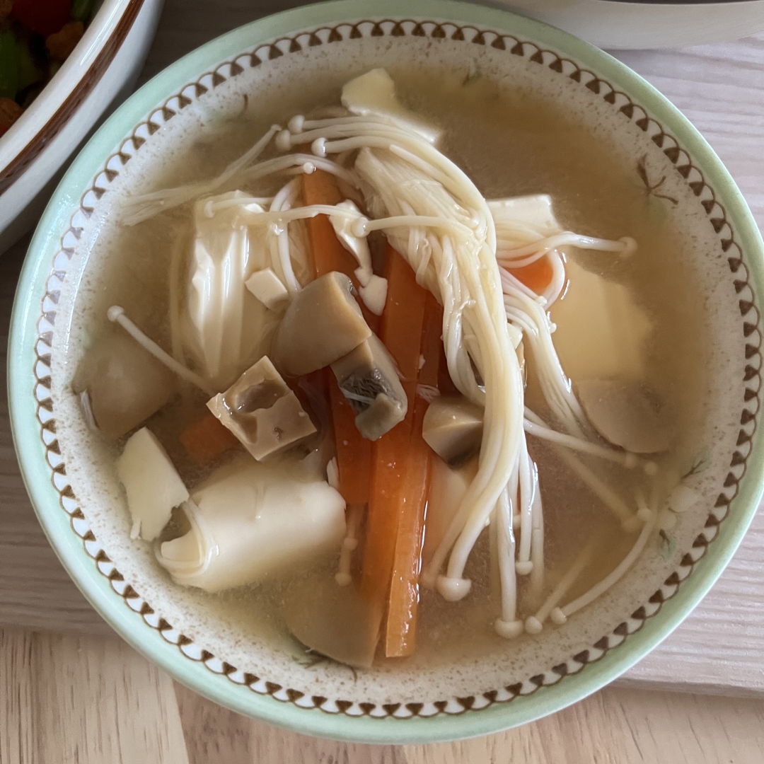 Enoki mushrooms, carrot miso soup for lunch. Very refreshing & tasty! 😃👍🏻