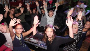 green mango kinder am tisch