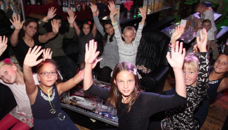 green mango kinder am tisch