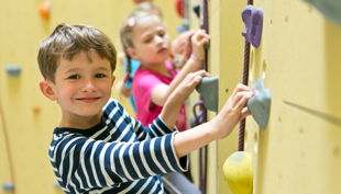 kletterzentrum neoliet kinder an kletterwand kopie